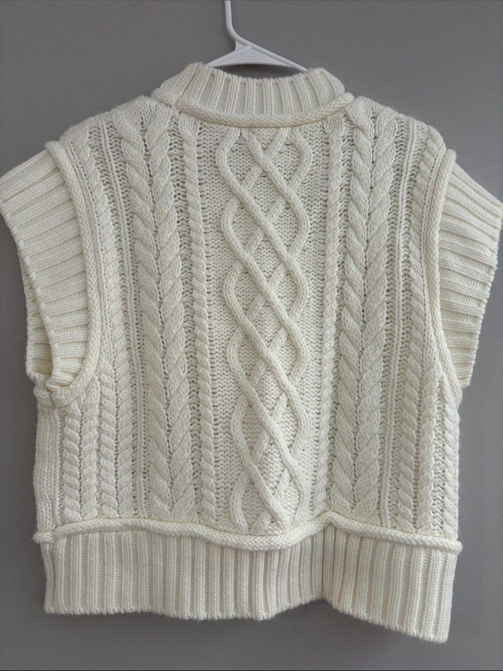 Marled Cream Cable-Knit Sleeveless Turtleneck Sweater Vest - Picture 3 of 3